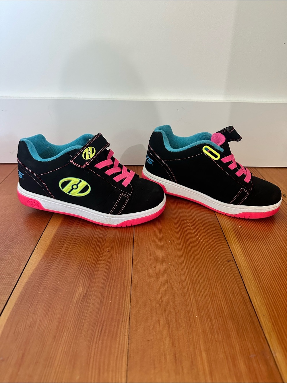 Kids Heelys size 4 Black and Pink Low-Top Sneakers with Neon Accents